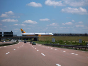 Blick von der Autobahn auf Flugzeug am Flughafen Leipzig